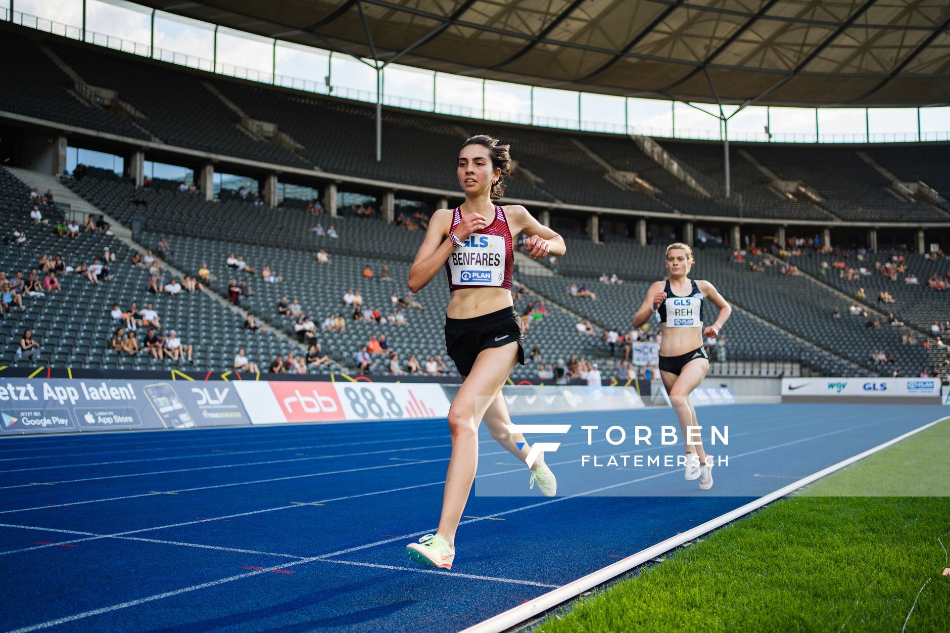 Sara Benfares (LC Rehlingen) vor Alina Reh (SCC Berlin) waehrend der deutschen Leichtathletik-Meisterschaften im Olympiastadion am 26.06.2022 in Berlin